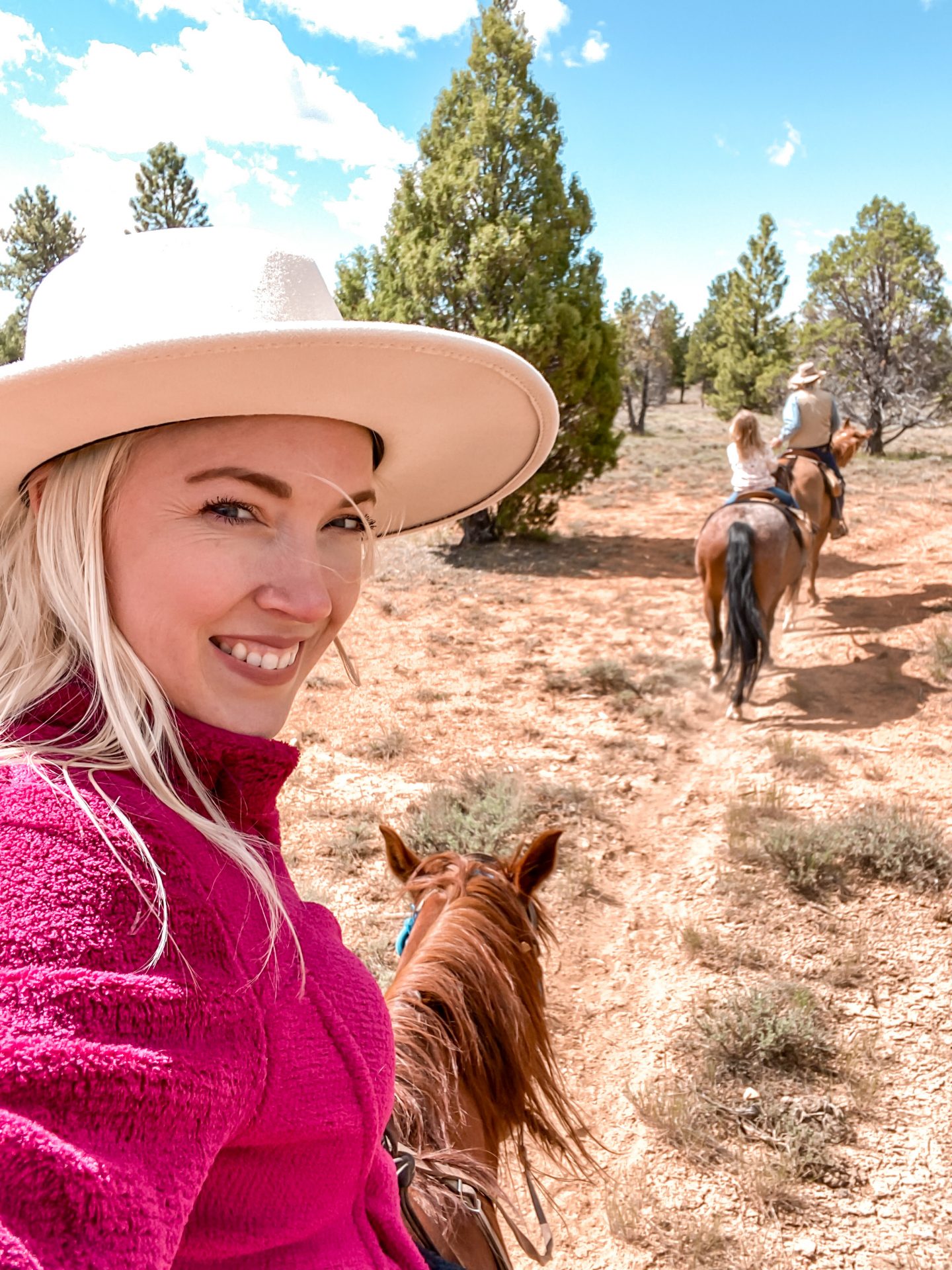 Red Canyon Trail Rides. Horseback riding in Bryce Canyon.